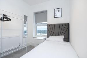 Modern 4 Bed House with Pool Table