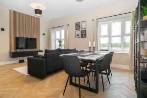 Modern 4 Bed House with Pool Table - ترينثام