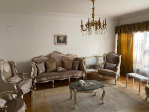 شقة على شارع التحرير اطلالة جزئية على النيل