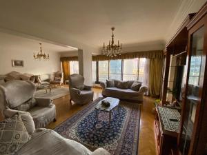 شقة على شارع التحرير اطلالة جزئية على النيل