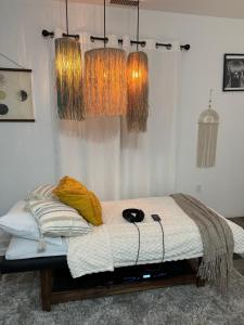 Zen House- Cold Plunge, Infrared Sauna, Jacuzzi, Red Light Therapy, Yoga Room, Meditation Laybrinth