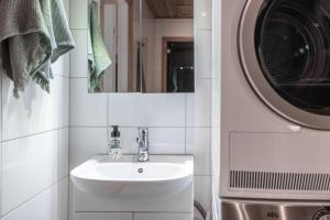 Rivitalokoti joen rannalla