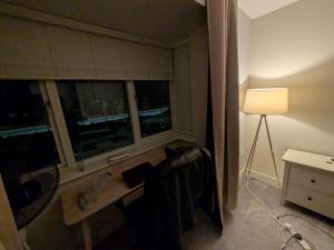 Pvt room with direct train to city center 25 mins