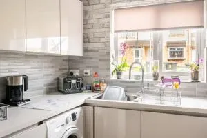 Spacious 3bed semi/Gamesroom/Drive/10mins to City - Gresford