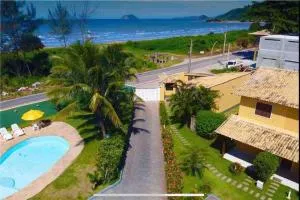 Casa em condomínio com lazer de frente para praia - Costa