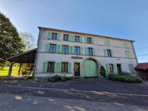 Maisons de vacances Charmant Gite a La Baffe avec Cour Fleurie, Proche Epinal et Gerardmer - FR-1-589-620 : photos des chambres
