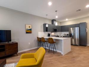 310 Brand New 1 Bedroom 1 Bath 1 Full Kit 1 Liv