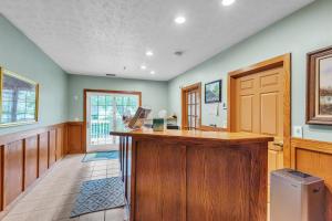 Grand Wood Suites - 3rd Floor Back Side Corner Penthouse Suite 308