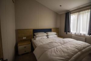 Luxury Lodge With Decking In Hunstanton At Manor Park Ref 23144K