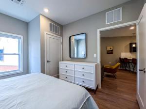 310 Brand New 1 Bedroom 1 Bath 1 Full Kit 1 Liv