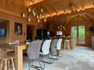 Chalet spacieux avec confort, 5 chambres, parking - FR-1-624-165