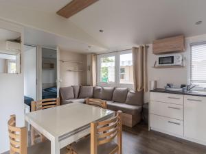 Mobil-home 6 pers, camping 3 étoiles à 5km de l'océan, piscine chauffée, activités familiales - FR-1-50-144