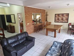 Casa na praia do Indaia piscina, bilhar, 5 quartos e vista