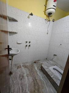 House-of-G 3bhk newly painted flat in AVA road Rajahmundry