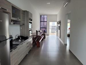 Casa com piscina e espaço gourmet 300m do mar