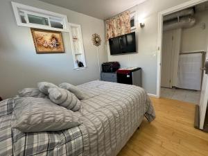 San Francisco Private Room and Bathroom - Free Street Parking