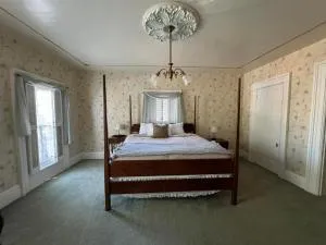 Carriage House Bed and Breakfast - جاينسفيل