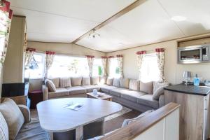 Brilliant 8 Berth Caravan Near Walton-On-The-Naze In Essex, Ref 17023Nm