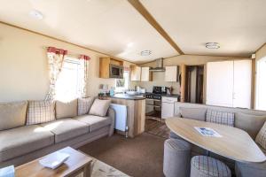Brilliant 8 Berth Caravan Near Walton-On-The-Naze In Essex, Ref 17023Nm