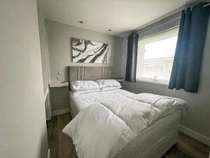 Beautiful Chalet In The Seaside Village Of Scratby, Norfolk Ref 51054S