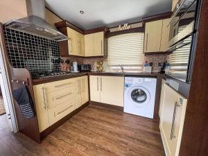 Beautiful Caravan At Manor Park In Hunstanton Beach, Norfolk Ref 23026H