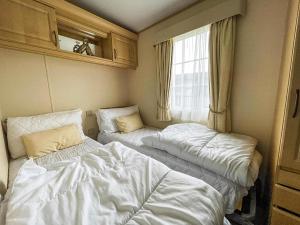 Beautiful Caravan At Manor Park In Hunstanton Beach, Norfolk Ref 23026H
