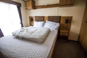 6 Berth Caravan With Decking At Manor Park In Hunstanton Ref 23017H