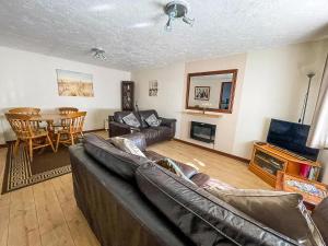 Seaside Cottage In Beautiful Hemsby, Norfolk By The Beach Ref 99007J
