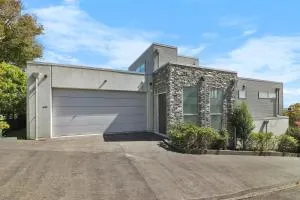 Orakei Oasis l Quality 3 Bed House inc Views - Devonport