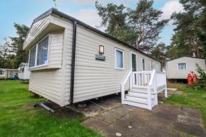 Beautiful 8 Berth Caravan At Wild Duck Haven Park In Norfolk Ref 11195Sc