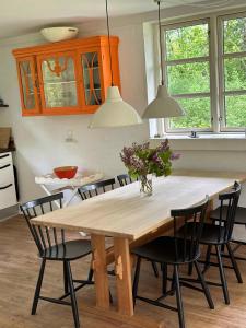 Cozy, Thatched Cottage With Modern Décor