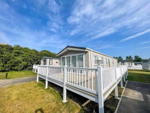 Beautiful 8 Berth Caravan With Decking At Broadland Sands In Suffolk Ref 20017Cv