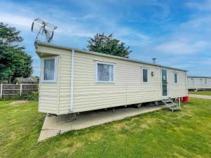 Great Caravan At Breydon Water Holiday Park, Ref 10086B