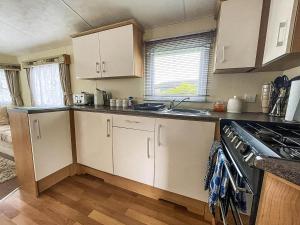 Great Caravan At Breydon Water Holiday Park, Ref 10086B