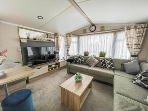 Beautiful Caravan With Decking And Free Wifi At Highfield Grange Ref 26740Wr