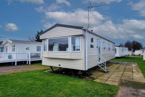 8 Berth Caravan For Hire At Manor Park Near To A Great Beach Ref 23041C