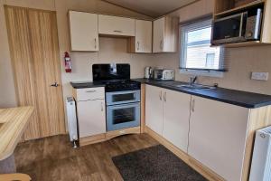 8 Berth Caravan For Hire At Manor Park Near To A Great Beach Ref 23041C