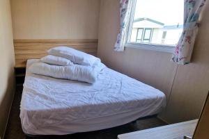 8 Berth Caravan For Hire At Manor Park Near To A Great Beach Ref 23041C