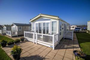 Stunning Caravan With Full Sea Views At Hopton Haven Ref 80044S