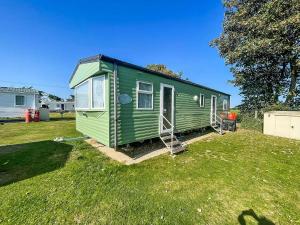 Brilliant 8 Berth Caravan At Valley Farm Holiday Park, Essex Ref 46443V