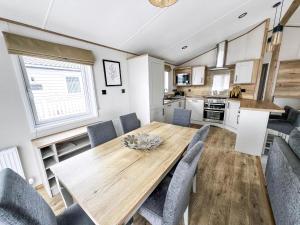 Stunning 3 Bedroom Lodge With Decking Wifi In Essex Ref 44036G