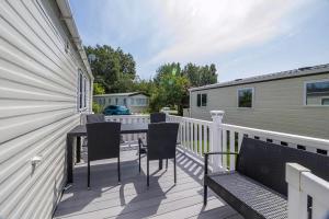 Great Caravan With Decking Southview Holiday Park In Skegness Ref 33002V