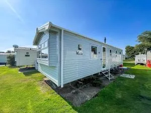Lovely 8 Berth Caravan At Broadland Sands Holiday Park In Suffolk Ref 20016Bs - Blundeston