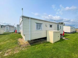 Superb Caravan With Free Wifi At Seawick Holiday Park Ref 27022S
