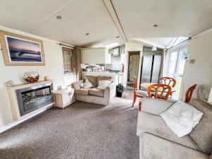 Lovely 6 Berth Caravan At Highfield Grange Near Clacton-On-Sea Ref 26719Wr