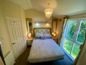 Spacious 4 Berth Lodge With Wi-Fi Decking At Broadland Sands Ref 20055Sv