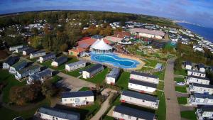 Luxury Caravan For Hire At Hopton Holiday Park With Full Sea Views Ref 80010H