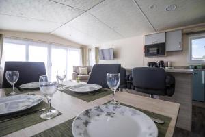 Stunning Lodge Full Sea Views At Broadland Sands In Suffolk Ref 20089Bs