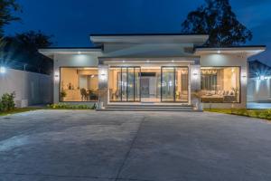 T M L-Hidden Manor Pool villa-6 bedrooms-Luxury KTV & Billiards - Private Party Paradise
