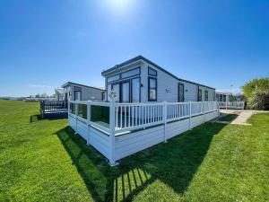 Beautiful Lodge With Full Sea Views At Broadland Sands In Suffolk Ref 20235Bs
